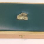 Κασετίνα πράσινη με αγκράφα 'Παρθενώνα'