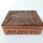Ξύλινο κουτί με περίτεχνα σκαλίσματα