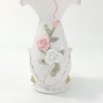 Πορσελάνινο βάζο με ανάγλυφα λουλούδια