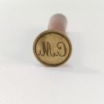 Σφραγίδα για βουλοκέρι με αρχικά C.M. (πρώτο μισό 20ού αιώνα), Σπάνια