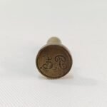 Σφραγίδα για βουλοκέρι με αρχικά (πρώτο μισό 20ού αιώνα), Σπάνια