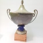 Κύπελο βράβευσης με καπάκι σε μαρμάρινη βάση