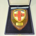 Τιμητική πλακέτα του Ν.Ν.Α. σε Υποναύαρχο, Διευθυντή Υγειονομικού (2001)