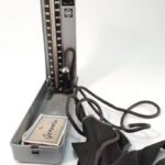 Vintage αναλογικό σφυγμομανόμετρο SK-μοντέλο 'Miniatur 300' 1960s