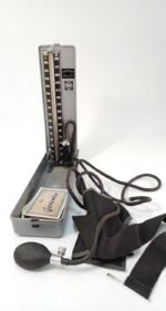 Vintage αναλογικό σφυγμομανόμετρο SK-μοντέλο 'Miniatur 300' 1960s