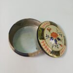 Vintage μεταλλικό στρογγυλό κουτί με λουλούδι - Image 2