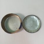 Vintage μεταλλικό στρογγυλό κουτί με λουλούδι - Image 3