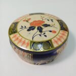 Vintage μεταλλικό στρογγυλό κουτί με λουλούδι