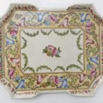 Πορσελάνινος δίσκος με λουλούδια και μπρούτζινα πόδια (1895)