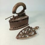 Αντίκα σίδερο κάρβουνου και περίτεχνη βάση