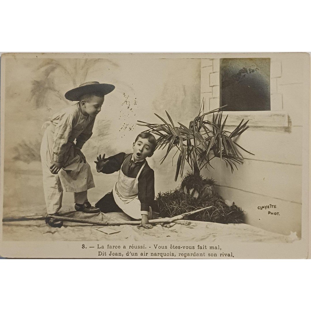 20250909_185124-1500x1000-DB2-13-A Vintage Καρτ Ποστάλ "La farce a réussi. Vous êtes-vous fait mal, Dit Jean, d'un air narquois, regardant son rival" (αρχές 20ού αιώνα) - Image 1
