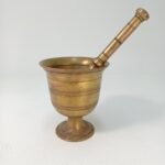 Μπρούτζινο γουδί με γουδοχέρι