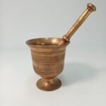 Μπρούτζινο γουδί με γουδοχέρι