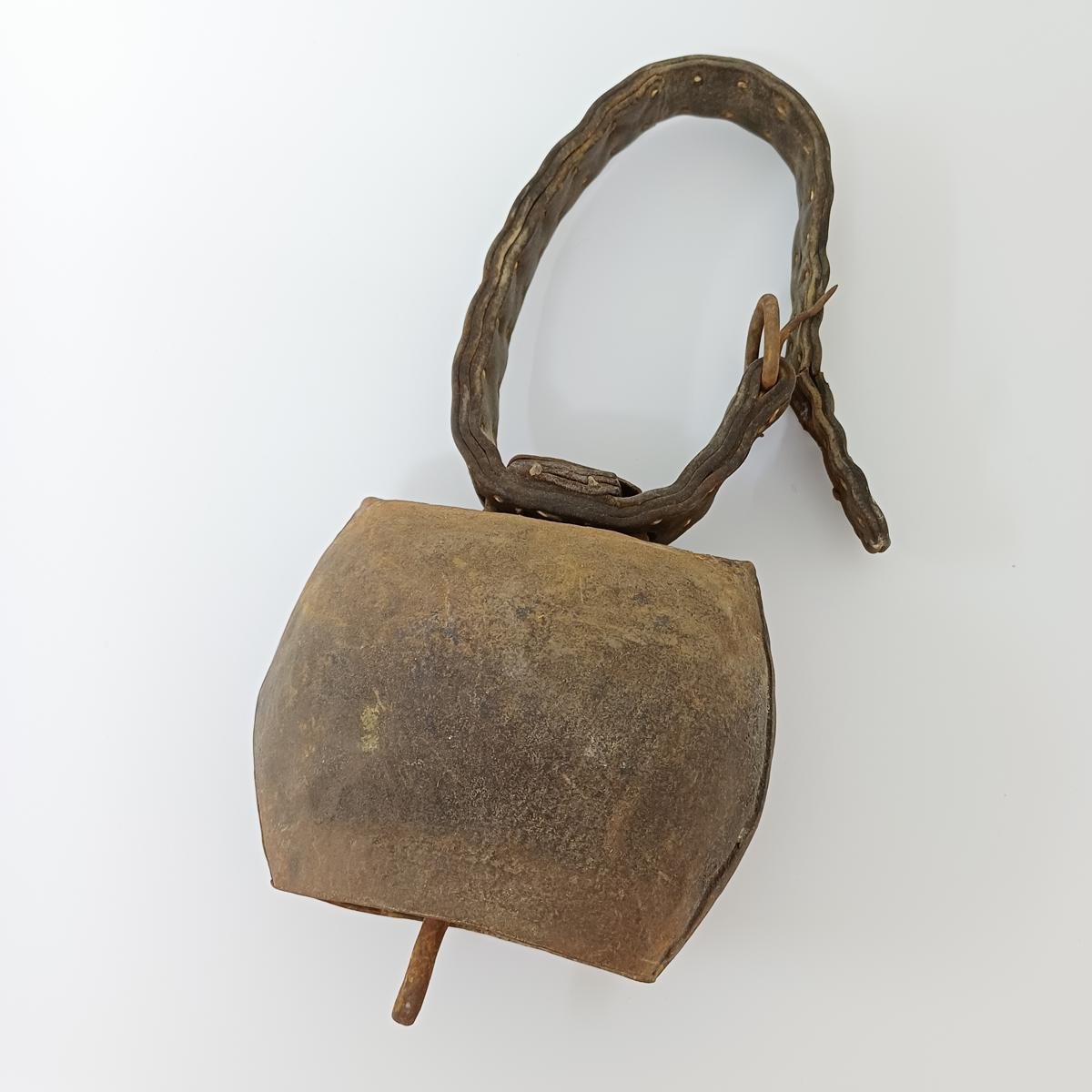 3B6-23-A-20251007_092309-1200x1200 Παραδοσιακή κουδούνα ζώου με περιλαίμιο - Image 1