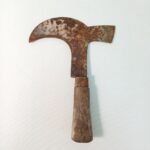 Παραδοσιακό σιδερένιο δρεπάνι χειρός με ξύλινη λαβή