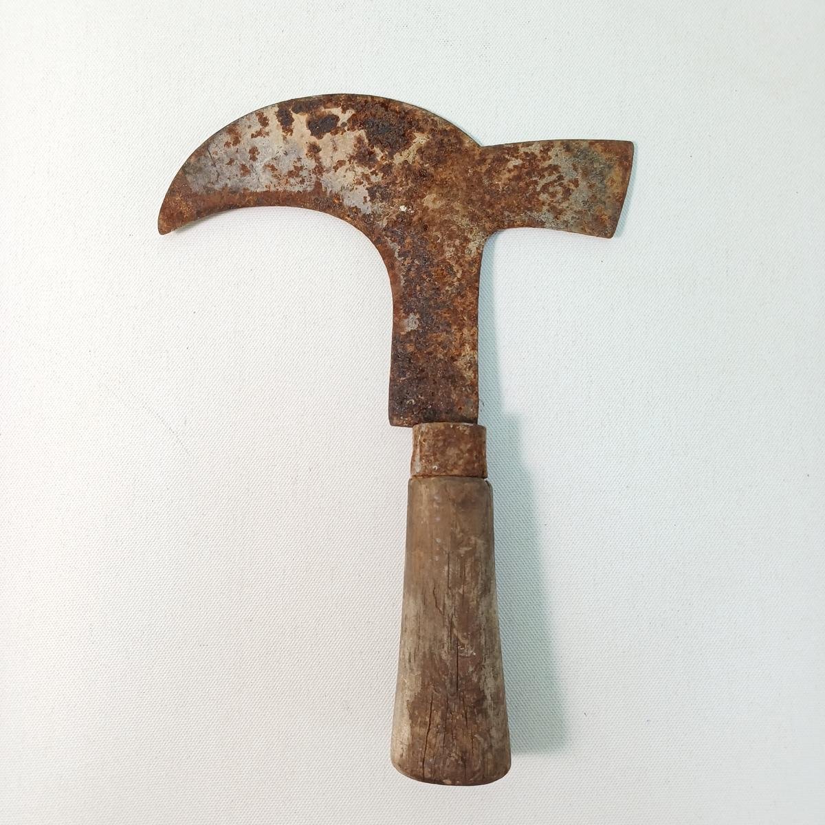 3B7-17-A-20250812_083937-1200x1200 Παραδοσιακό σιδερένιο δρεπάνι χειρός με ξύλινη λαβή - Image 1