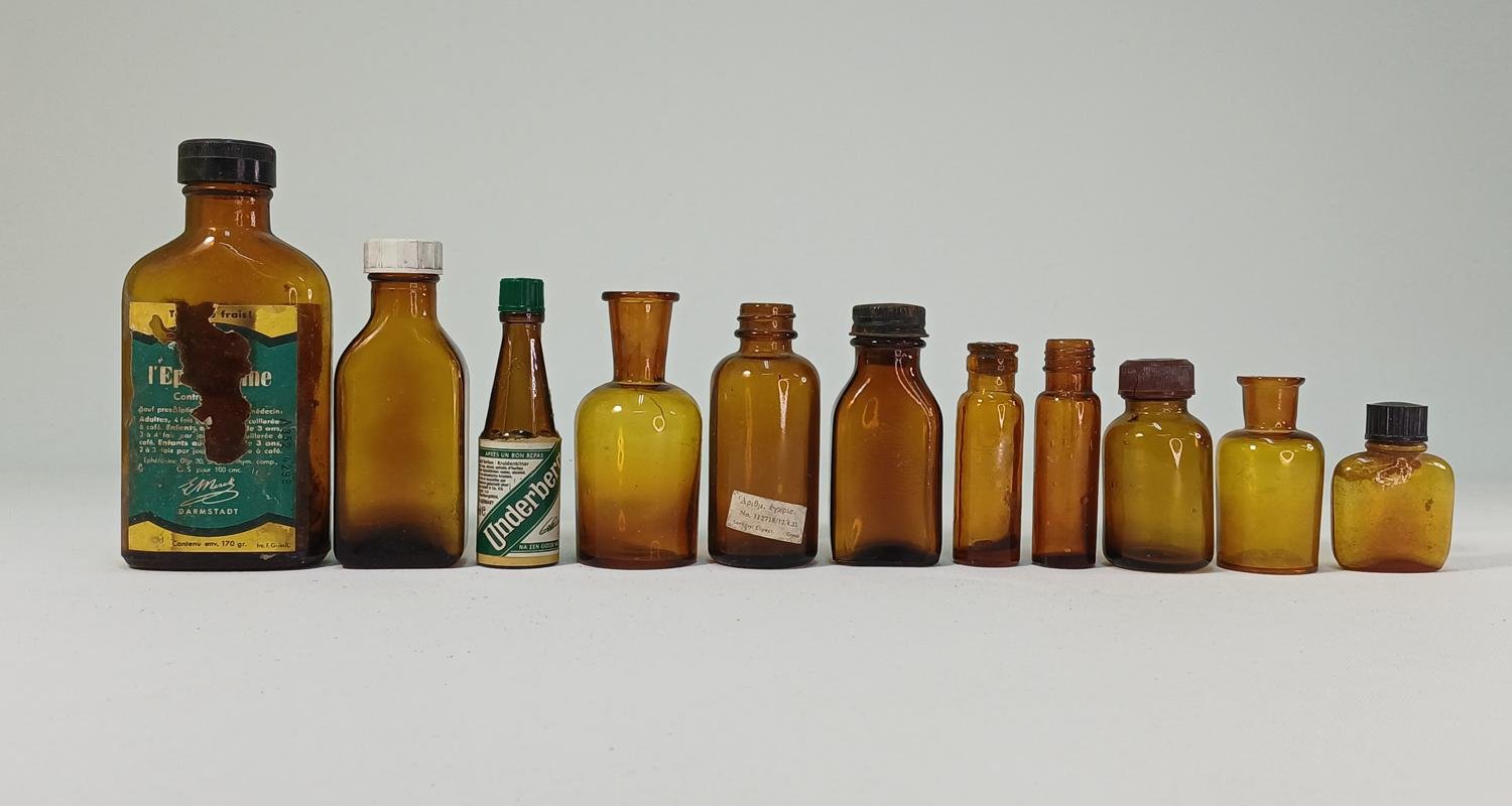 4B4-2-20250803_193514-1500x800 Vintage γυάλινα μπουκαλάκια (LOT 11 τεμαχίων) - Image 1