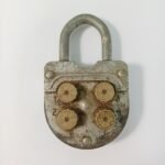 Vintage λουκέτο με τέσσερις περιστροφικούς δίσκους κωδικού (κατασκευή στην ΕΣΣΔ)
