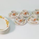 Σετ φλιτζανάκια καφέ και πιατέλες από πορσελάνη