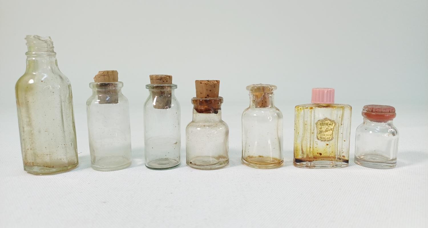 7B5-9-20250803_191334-1500x800 Vintage γυάλινα μπουκαλάκια (LOT 7 τεμαχίων) - Image 1