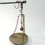 Παραδοσιακή ζυγαριά με αντίβαρο και δίσκο