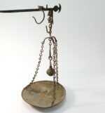Παραδοσιακή ζυγαριά με αντίβαρο και δίσκο