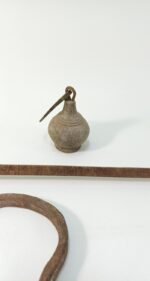 Διάφορα τσιγκέλια και καντάρι παραδοσιακής ζυγαριάς (LOT 5 τεμαχίων) - Image 2