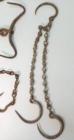 Διάφορα τσιγκέλια και καντάρι παραδοσιακής ζυγαριάς (LOT 5 τεμαχίων) - Image 4