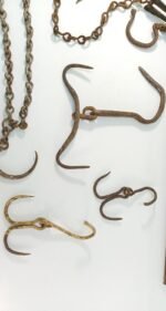 Διάφορα τσιγκέλια και καντάρι παραδοσιακής ζυγαριάς (LOT 5 τεμαχίων) - Image 5