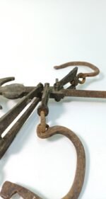 Διάφορα τσιγκέλια και καντάρι παραδοσιακής ζυγαριάς (LOT 5 τεμαχίων) - Image 6