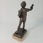 Χάλκινο γλυπτό "Αγόρι με εφημερίδες" σε μαρμάρινη βάση by P. Uccello, Napoli - Image 4