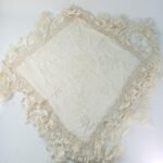 Μεταξωτά λευκά είδη (τραπεζομάντηλο, καρέ και τραβέρσα) (4 τεμάχια) (Made in China) - Image 3