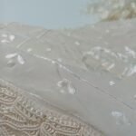Μεταξωτά λευκά είδη (τραπεζομάντηλο, καρέ και τραβέρσα) (4 τεμάχια) (Made in China) - Image 5