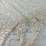 Μεταξωτά λευκά είδη (τραπεζομάντηλο, καρέ και τραβέρσα) (4 τεμάχια) (Made in China) - Image 8