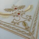 Λευκά είδη από οργάντζα (1 τραβέρσα και 16 διακοσμητικές πετσέτες πιάτου) - Image 3