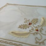 Λευκά είδη από οργάντζα (1 τραβέρσα και 16 διακοσμητικές πετσέτες πιάτου) - Image 4