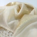 Λευκά είδη από οργάντζα (1 τραβέρσα και 16 διακοσμητικές πετσέτες πιάτου) - Image 6