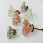 Vintage γυάλινα χερούλια επίπλου (σχέδια λουλουδιών- 3 αποχρώσεις) (LOT 6 τεμαχίων) - Image 3