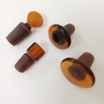 Vintage συλλεκτικά γυάλινα πώματα φιαλών με διάφορες κεφαλές και καφέ γυαλί (LOT 4 τεμαχίων)