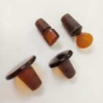 Vintage συλλεκτικά γυάλινα πώματα φιαλών με διάφορες κεφαλές και καφέ γυαλί (LOT 4 τεμαχίων) - Image 2