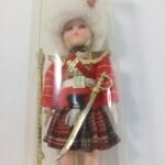 Συλλεκτική κούκλα με παραδοσιακή στρατιωτική στολή των Highlands Σκωτίας - Image 2