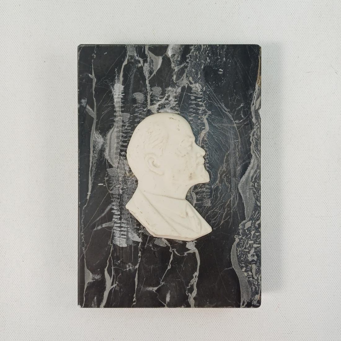 6B5-25-20251215_134715-1100x1100 Πλακέτα μαρμάρινη με ανάγλυφο πορτρέτο του Λένιν - Image 1