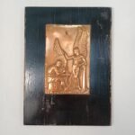 Ξύλινη πλάκα με χάλκινη ανάγλυφη απεικόνιση "Δαίδαλος και Ίκαρος"