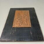 Ξύλινη πλάκα με χάλκινη ανάγλυφη απεικόνιση "Δαίδαλος και Ίκαρος" - Image 2