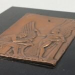 Ξύλινη πλάκα με χάλκινη ανάγλυφη απεικόνιση "Δαίδαλος και Ίκαρος" - Image 4