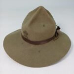 Επίσημο πλατύγυρο καπέλο Προσκόπων Ελλάδος με ορειχάλκινο έμβλημα