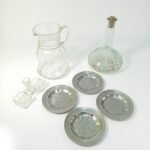 LOT ειδών σερβιρίσματος (κανάτα/καράφα/αλατοπίπερο/μεταλλικά πιατάκια) (7 τεμάχια)