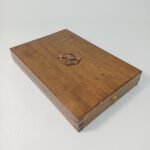 Ξύλινη θήκη τιμητικής πλακέτας "Έμβλημα Σώματος Υλικού Πολέμου"