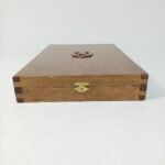 Ξύλινη θήκη τιμητικής πλακέτας "Έμβλημα Σώματος Υλικού Πολέμου" - Image 4