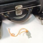 Μαύρη δερμάτινη βαλίτσα vintage - Image 11